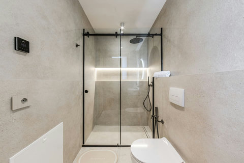 Bathroom 4 (Ensuite to bedroom 4)