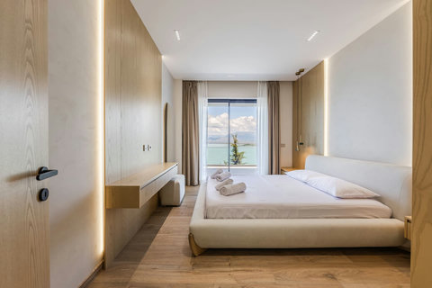 Bedroom 2 with a king bed (First floor)