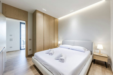 Bedroom 4 with a king bed (Ground floor)