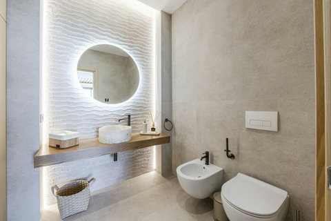 Bathroom 2 (Ground floor)