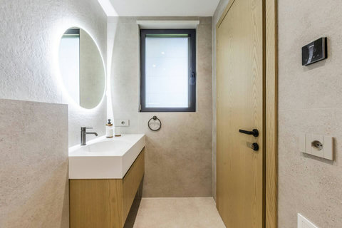 Bathroom 4 (Ensuite to bedroom 4)