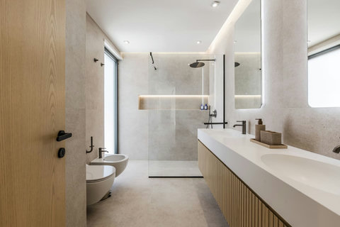 Bathroom 3 (First floor)