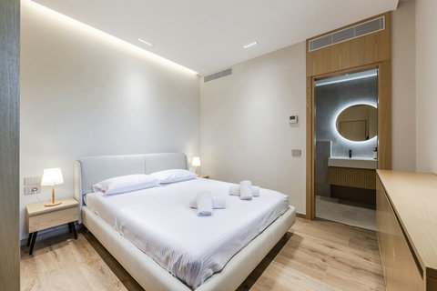 Bedroom 4 with a king bed (Ground floor)