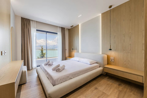 Bedroom 2 with a king bed (First floor)