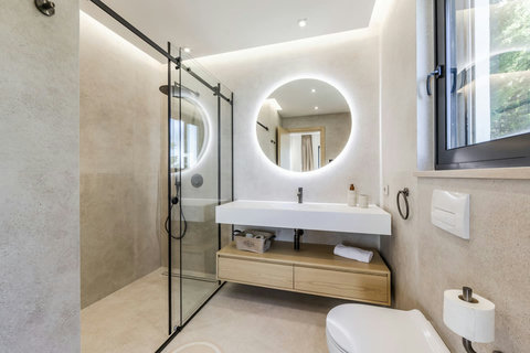 Bathroom 1 (Ensuite to bedroom 1)