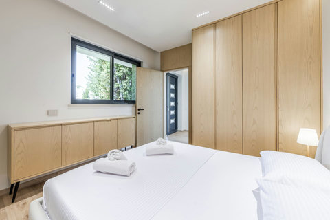 Bedroom 4 with a king bed (Ground floor)