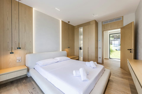 Bedroom 2 with a king bed (First floor)