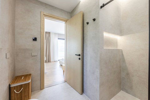 Bathroom 1 (Ensuite to bedroom 1)