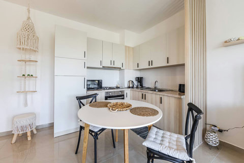 Fully-equipped kitchen and dining area