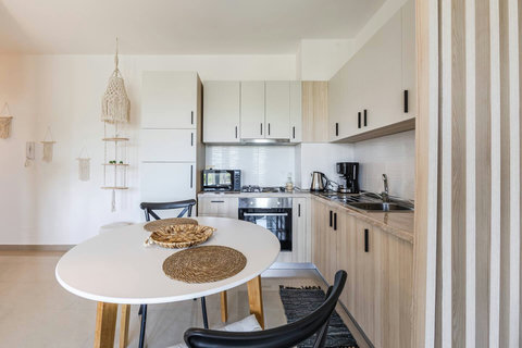 Fully-equipped kitchen and dining area