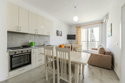 Fully-equipped kitchen and dining area