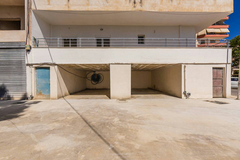 Exterior (Parking spaces)