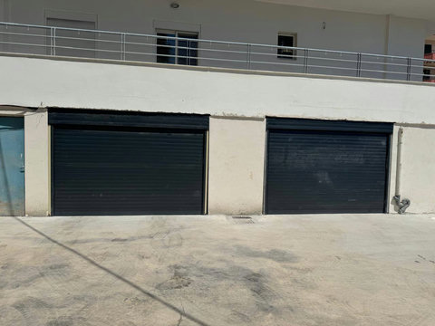 Exterior (Parking spaces)