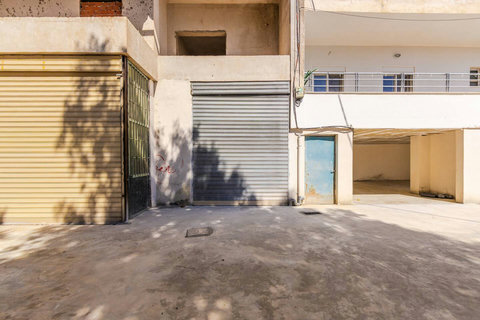 Exterior (Parking spaces)