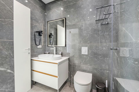 Bathroom 1 (Ensuite to bedroom 1)