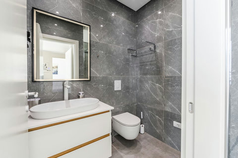 Bathroom 1 (Ensuite to bedroom 1)