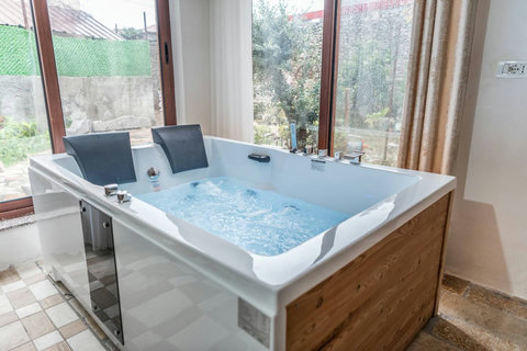 Bedroom 2 details (Hot Tub)