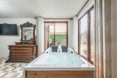 Bedroom 2 details (Hot Tub)