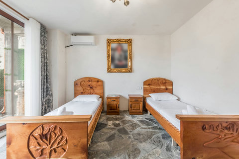 Bedroom 3 with two single beds