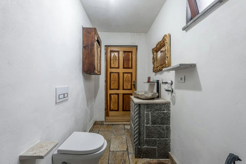 Bathroom 3 (Ensuite to bedroom 2)