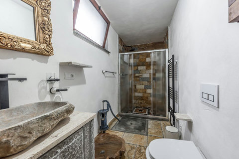 Bathroom 3 (Ensuite to bedroom 2)