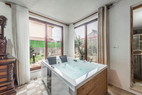 Bedroom 2 details (Hot Tub)