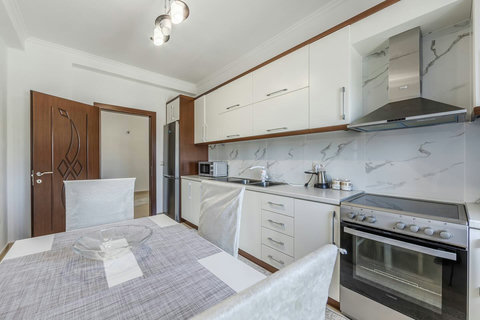 Dining area and fully-equipped kitchen