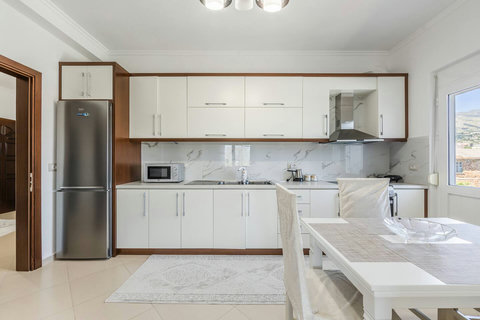 Fully-equipped kitchen