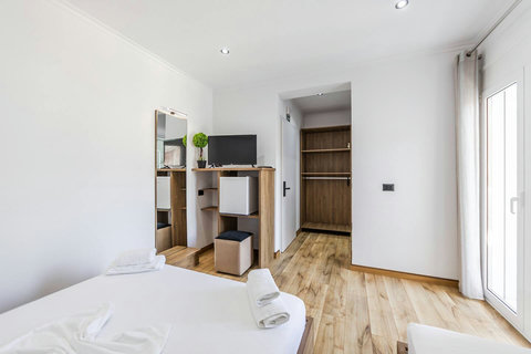 Bedroom with a double and a single bed