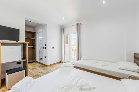 Bedroom with a double and a single bed