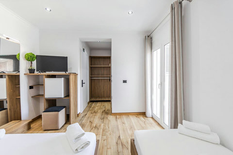 Bedroom with a double and a single bed