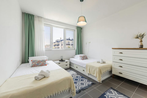 Bedroom with two single beds