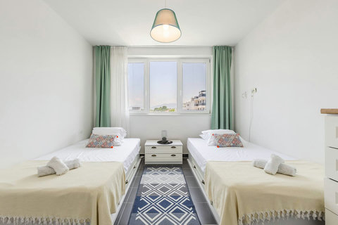 Bedroom with two single beds