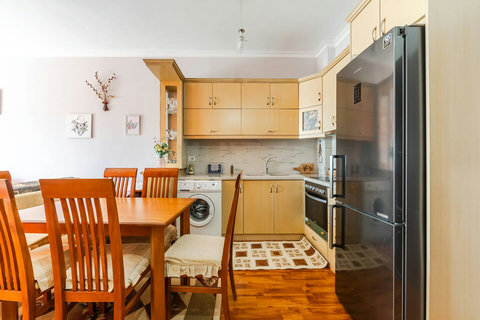 Fully-equipped kitchen and dining area