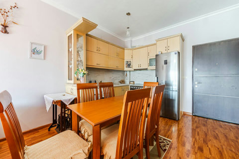 Dining area and fully-equipped kitchen
