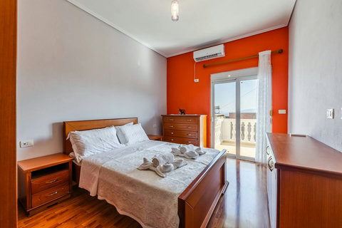 Bedroom with a double bed