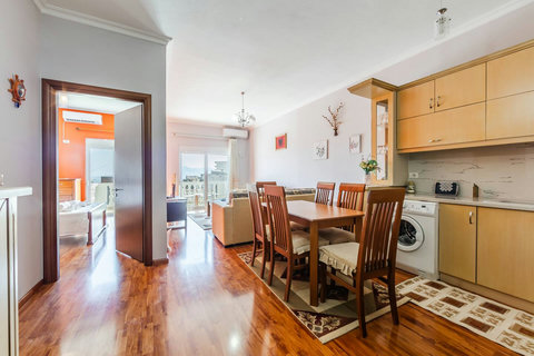 Dining area and fully-equipped kitchen