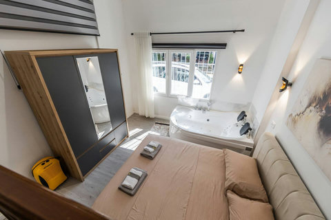 Bedroom with a double bed and jacuzzi