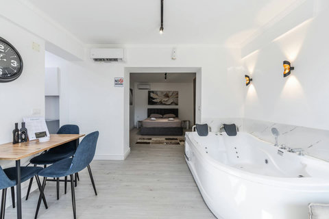 Living room with jacuzzi