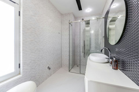 Bathroom 1 (Ensuite to bedroom 1)