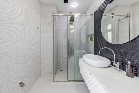 Bathroom 1 (Ensuite to bedroom 1)