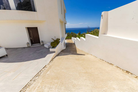 Exterior (Parking spaces)