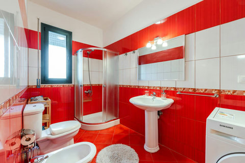 Bathroom 1 (Ensuite to bedroom 1)