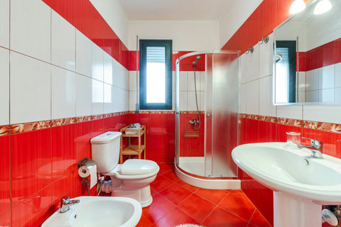 Bathroom 1 (Ensuite to bedroom 1)