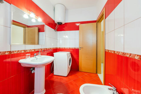 Bathroom 1 (Ensuite to bedroom 1)