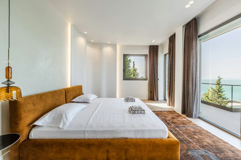 Bedroom 2 with a king bed (First floor)