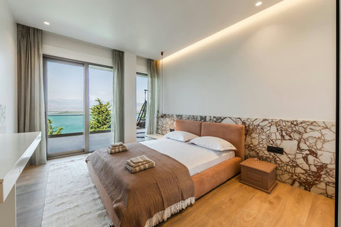 Bedroom 4 with a king bed (First floor)