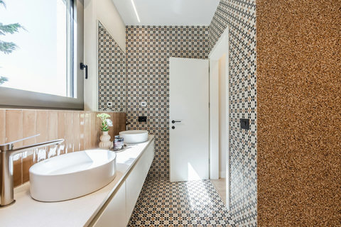 Bathroom 2 (Ensuite to bedroom 2)