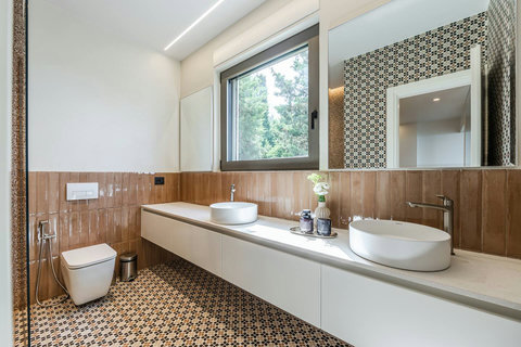 Bathroom 2 (Ensuite to bedroom 2)