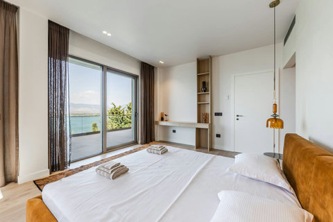 Bedroom 2 with a king bed (First floor)